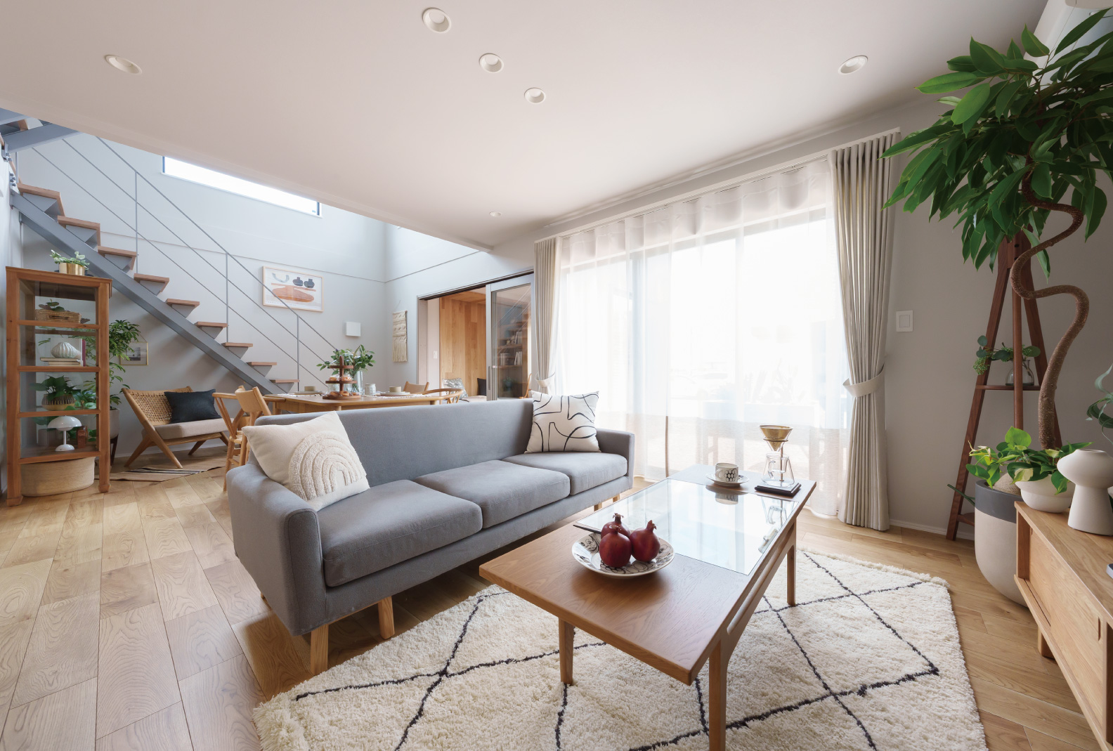 デッキへと繋がる大きい窓のあるリビング空間