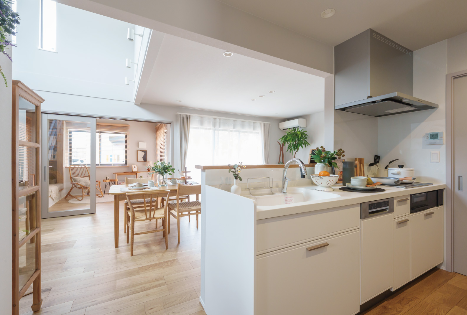 キッチン側から見たダイニング