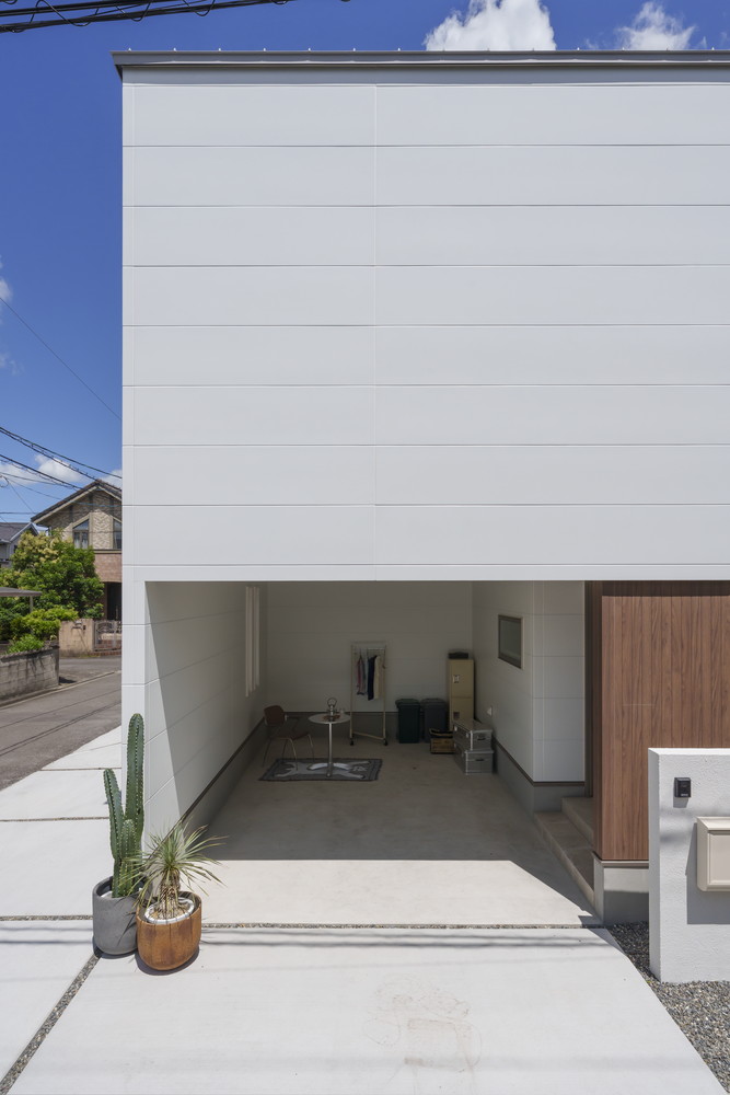 ガレージ内含め3台駐車可能